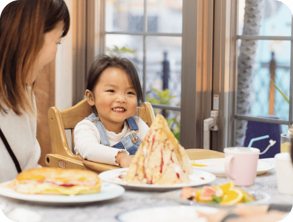 朝食を楽しむ家族